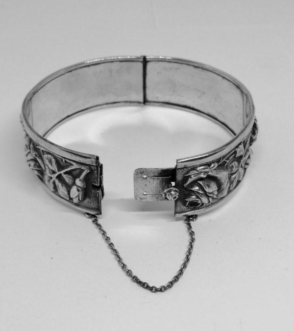 Bracelet jonc, en métal argenté , motifs de roses en relief, Art Nouveau. – Image 4