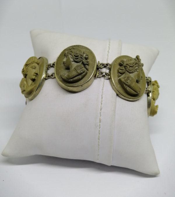 Bracelet en métal , et camées en composition de pierre de lave. – Image 2