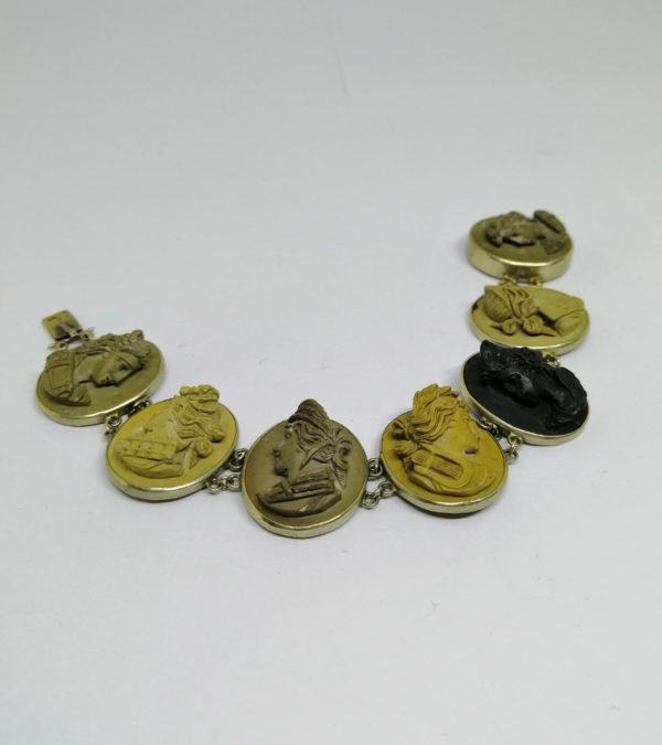 Bracelet en métal , et camées en composition de pierre de lave. – Image 3