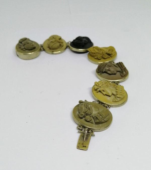 Bracelet en métal , et camées en composition de pierre de lave. – Image 4