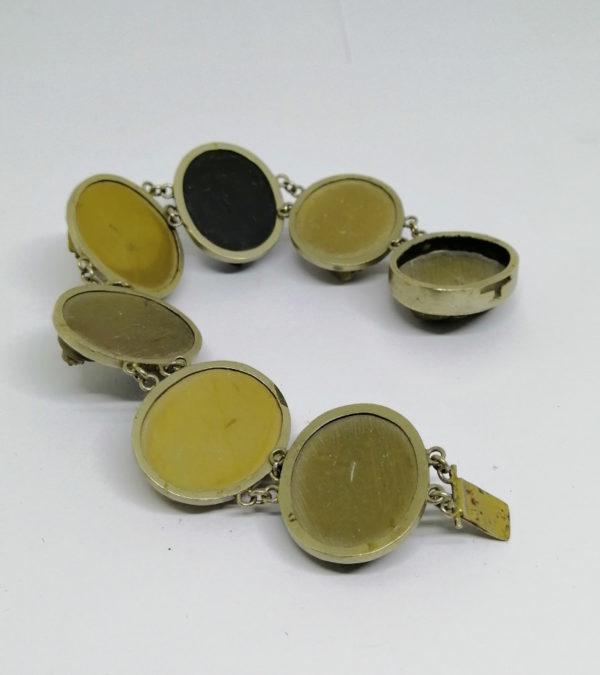 Bracelet en métal , et camées en composition de pierre de lave. – Image 5