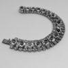 Bracelet en métal blanc avec pavage de strass blanc. – Image 3