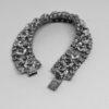 Bracelet en métal blanc avec pavage de strass blanc. – Image 4