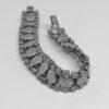 Bracelet en métal blanc avec pavage de strass blanc. – Image 5