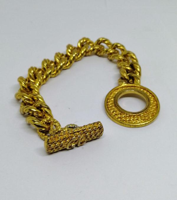 Bracelet en métal jaune doré, signé Guy Laroche vers 1980. – Image 4