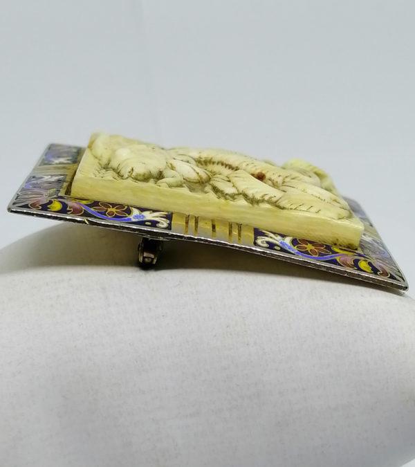 Broche en laiton, centre décor poisson japonisant, et cadre émaillé. – Image 3