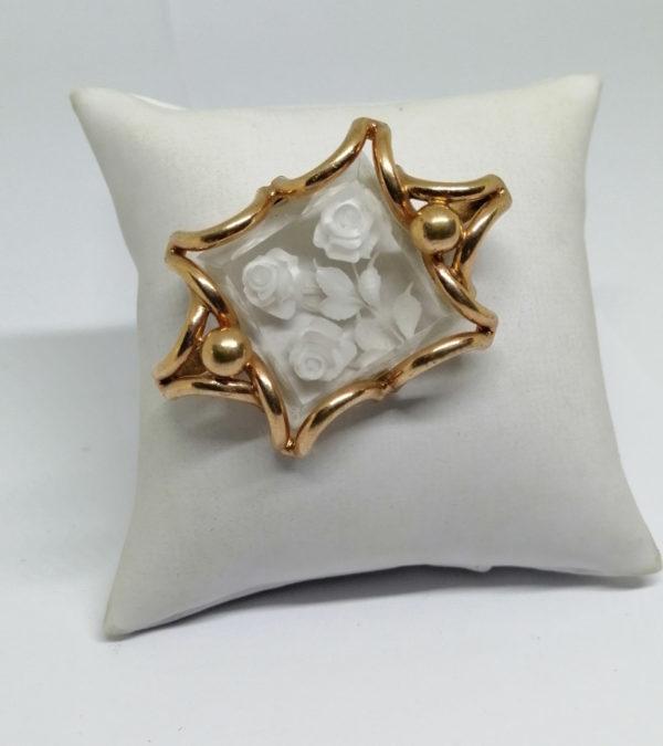 Broche plexis avec monture laiton couleur cuivré.