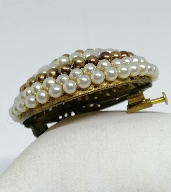 Broche monture laiton totalement sertie de perles bicolore. – Image 3