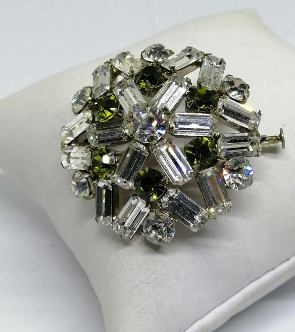 Broche avec strass blanc en baguette, et d'autres rond de couleur vert.