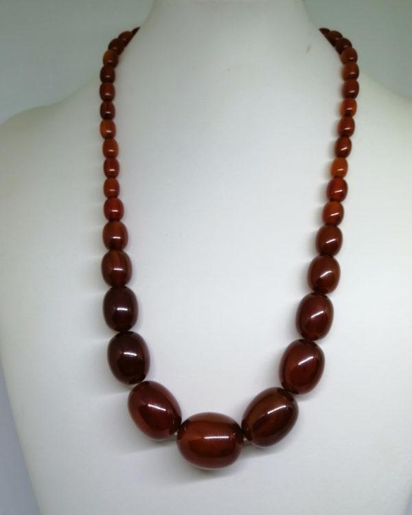 Collier en bakélite couleur ambre.