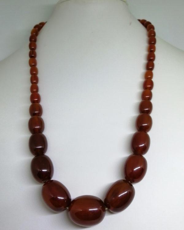 Collier en bakélite couleur ambre. – Image 2