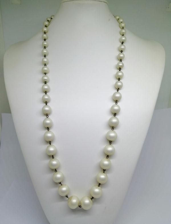 Collier ancien et long en perle de verre nacré blanc.