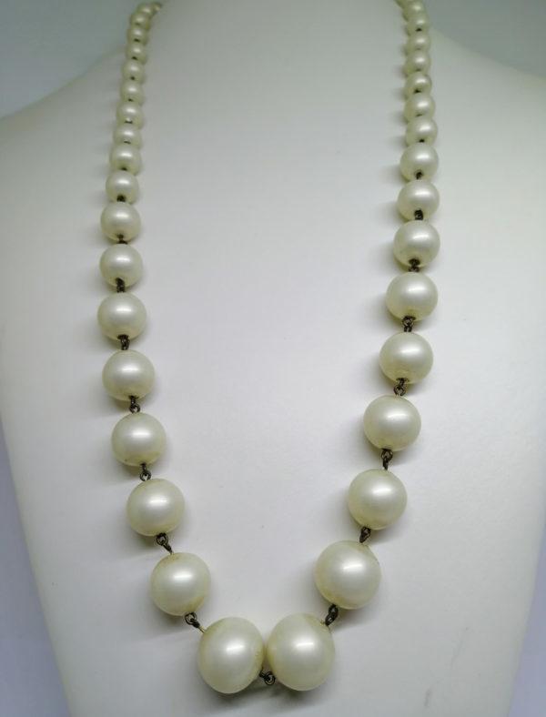 Collier ancien et long en perle de verre nacré blanc. – Image 2