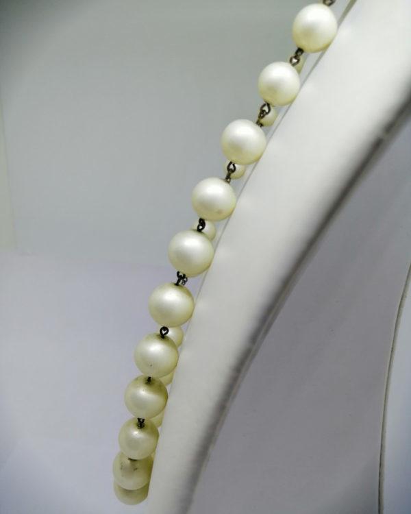 Collier ancien et long en perle de verre nacré blanc. – Image 3