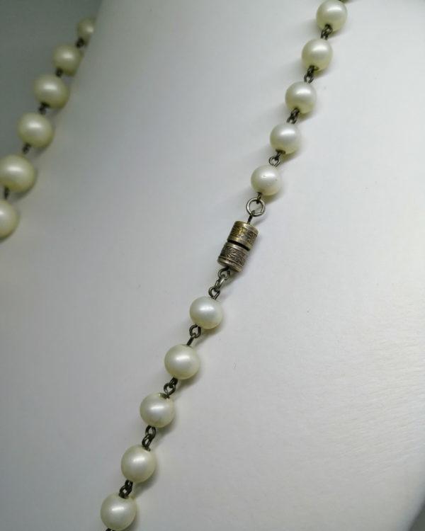 Collier ancien et long en perle de verre nacré blanc. – Image 4