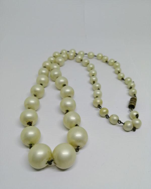 Collier ancien et long en perle de verre nacré blanc. – Image 5