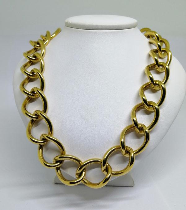 Collier gros maillon en métal jaune doré, signé de la marque Monet.