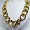 Collier gros maillon en métal jaune doré, signé de la marque Monet. – Image 3