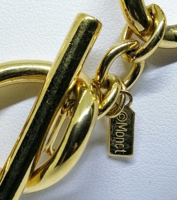 Collier gros maillon en métal jaune doré, signé de la marque Monet. – Image 4