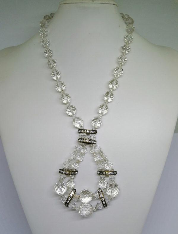 Collier en cristal taillé blanc, et alterné de parties en laiton et petits cristaux.