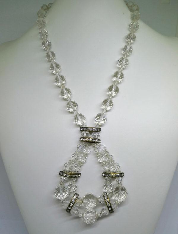 Collier en cristal taillé blanc, et alterné de parties en laiton et petits cristaux. – Image 2