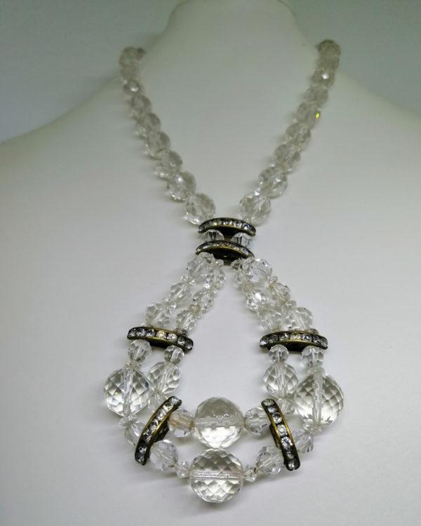 Collier en cristal taillé blanc, et alterné de parties en laiton et petits cristaux. – Image 3