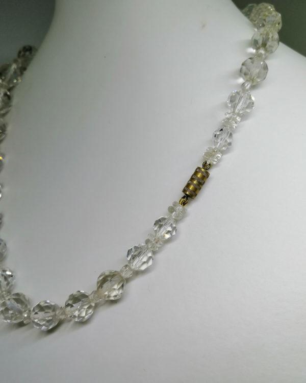 Collier en cristal taillé blanc, et alterné de parties en laiton et petits cristaux. – Image 6