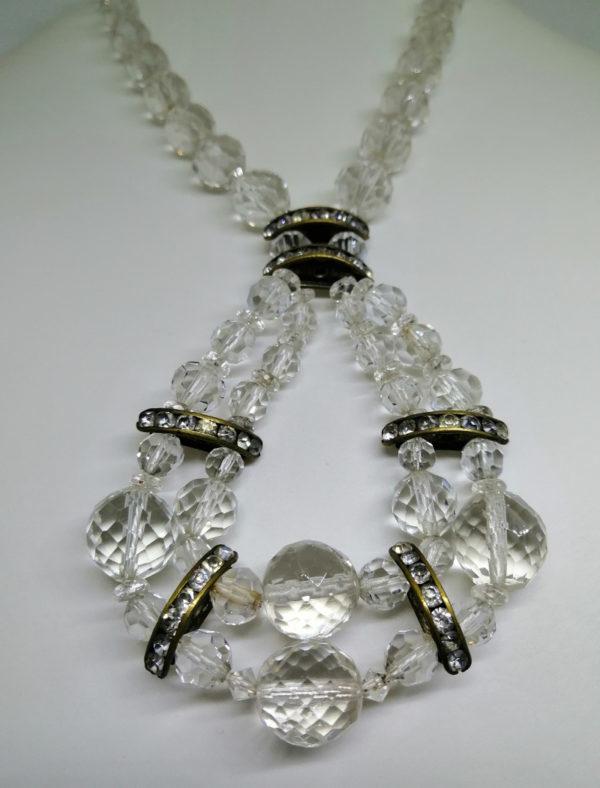 Collier en cristal taillé blanc, et alterné de parties en laiton et petits cristaux. – Image 4