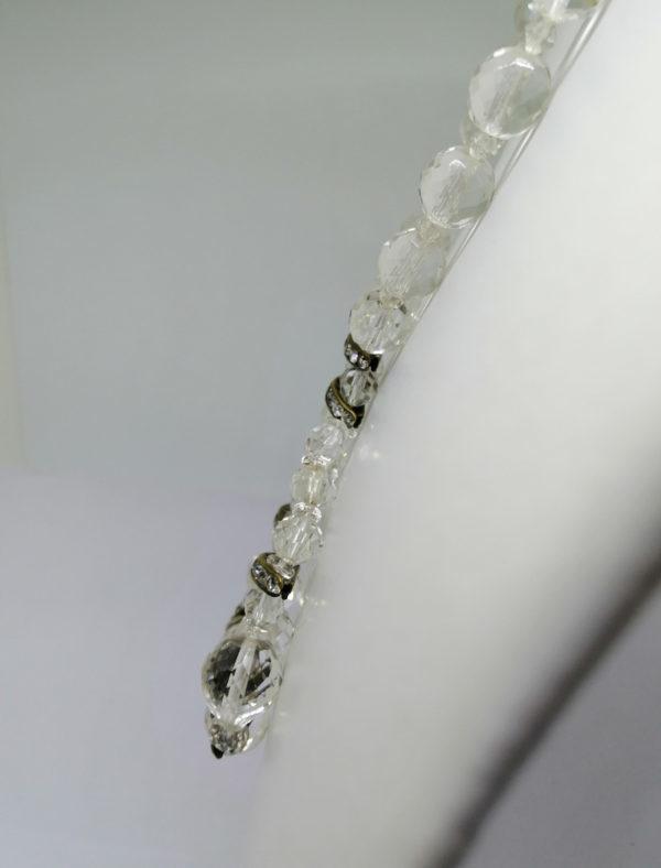 Collier en cristal taillé blanc, et alterné de parties en laiton et petits cristaux. – Image 5