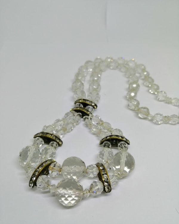 Collier en cristal taillé blanc, et alterné de parties en laiton et petits cristaux. – Image 7