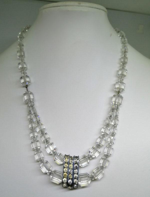 Collier en cristal blanc , taillé façon baguettes.