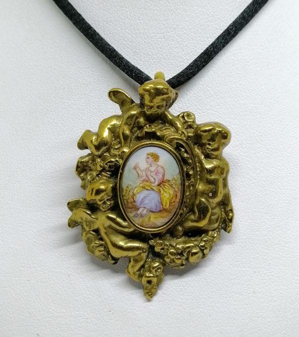 Pendentif en bronze avec miniature émaillée.