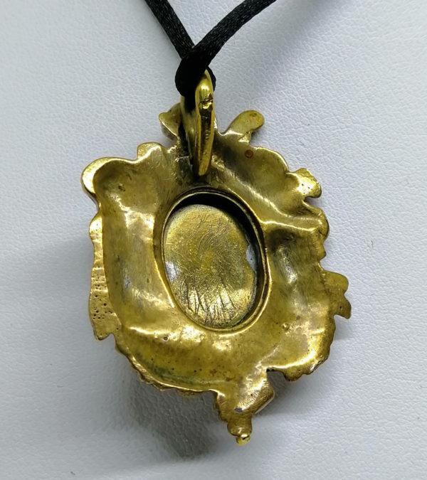 Pendentif en bronze avec miniature émaillée. – Image 4