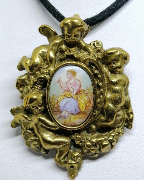 Pendentif en bronze avec miniature émaillée. – Image 2