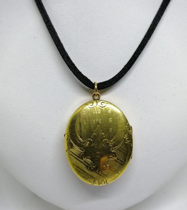 Pendentif, cassolette porte-photo, en plaqué or.