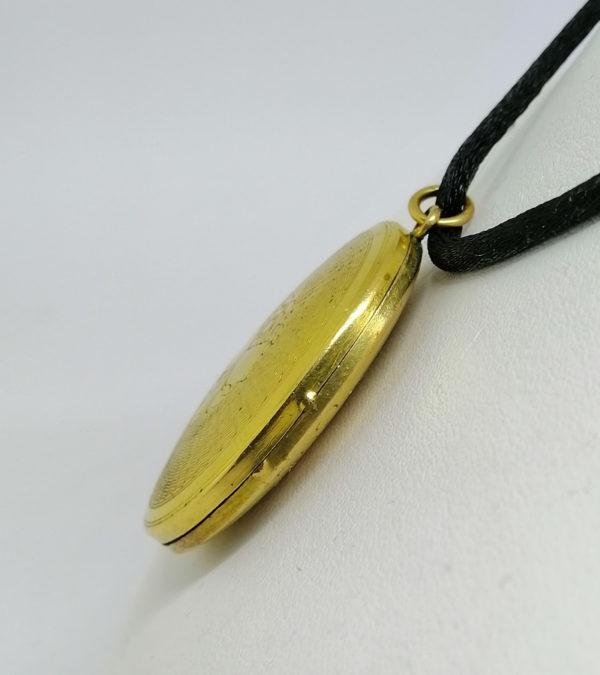 Pendentif, cassolette porte-photo, en plaqué or. – Image 6