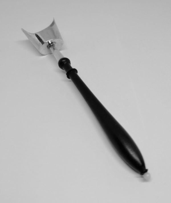 Cuillère argent massif de forme particulière et manche en bois noir. – Image 2