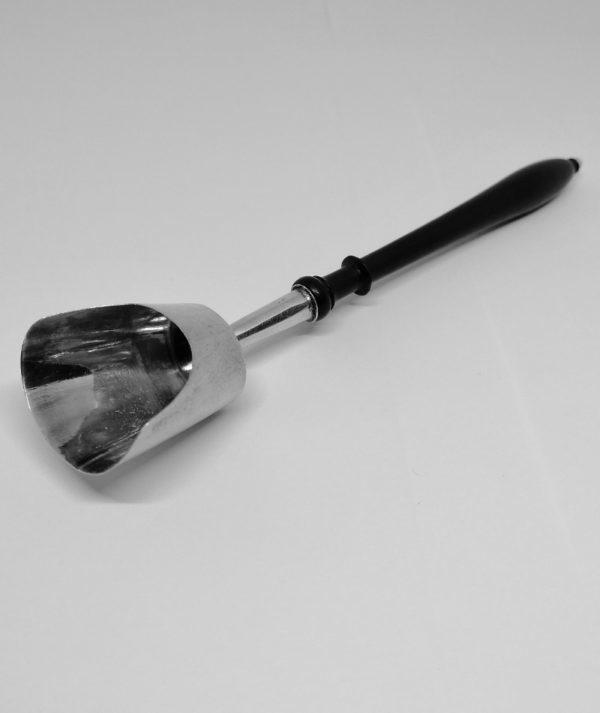 Cuillère argent massif de forme particulière et manche en bois noir.