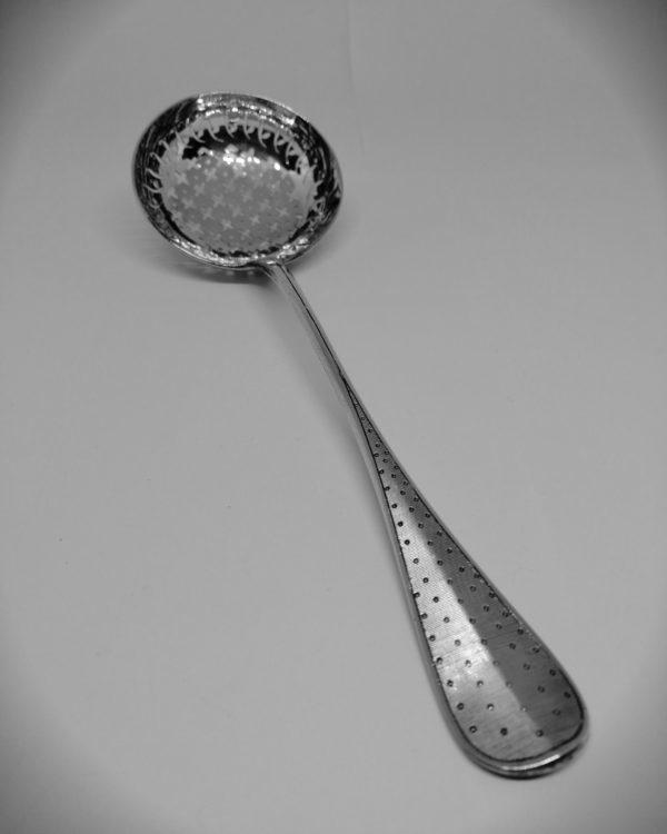 Petite louche décor percé, argent massif, pour tout mets macérés.