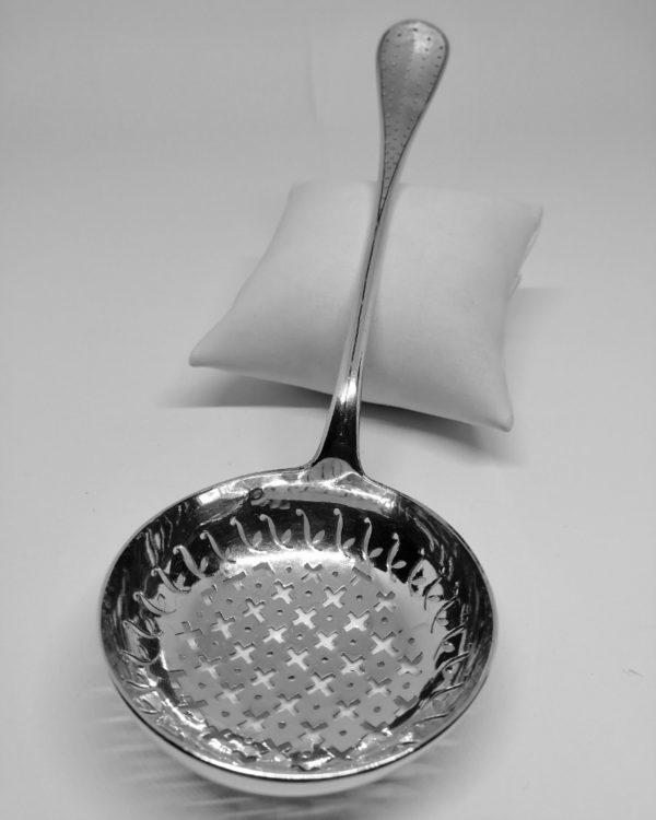 Petite louche décor percé, argent massif, pour tout mets macérés. – Image 3