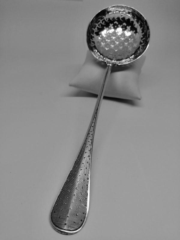 Petite louche décor percé, argent massif, pour tout mets macérés. – Image 2