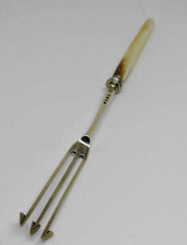 Fourchette argent massif, Anglaise, avec manche en nacre. – Image 2