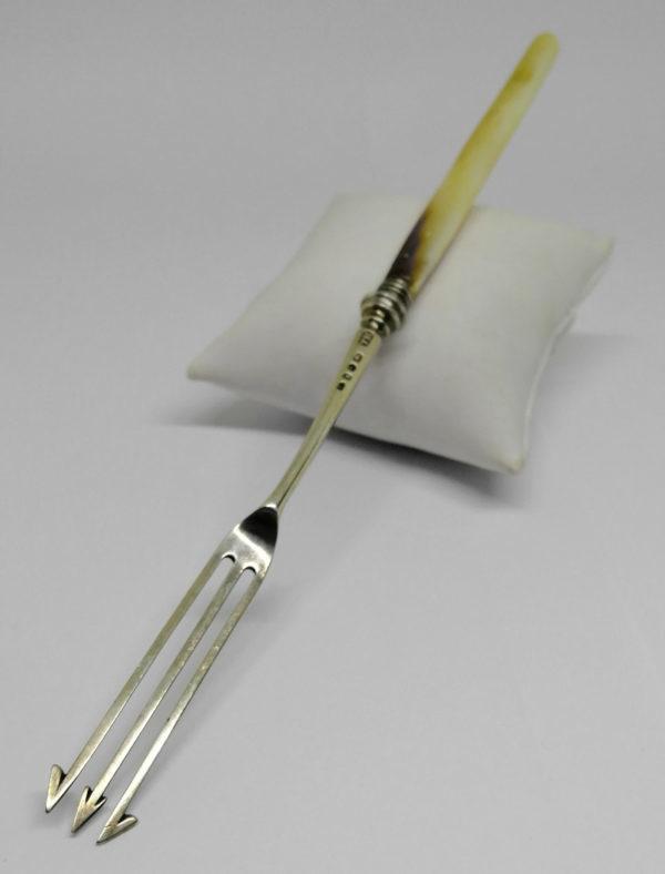 Fourchette argent massif, Anglaise, avec manche en nacre.