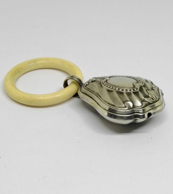 Hochet argent pour bébé, façon cloche. – Image 3