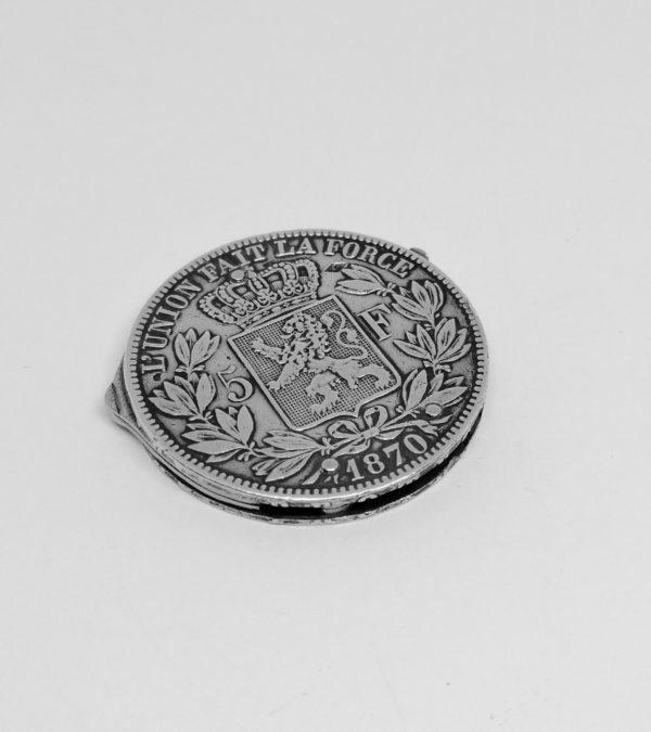 Nécessaire à manucure de poche, avec pièce en argent massif.