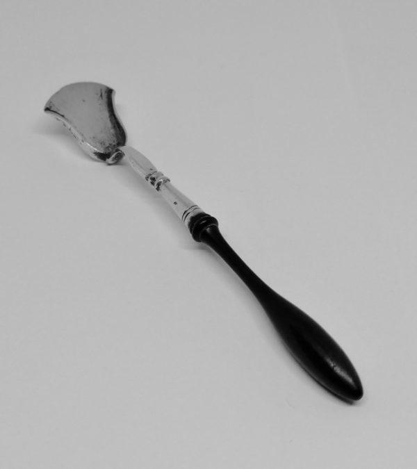 Mini- cuillère à sel en argent et manche en bois noir.
