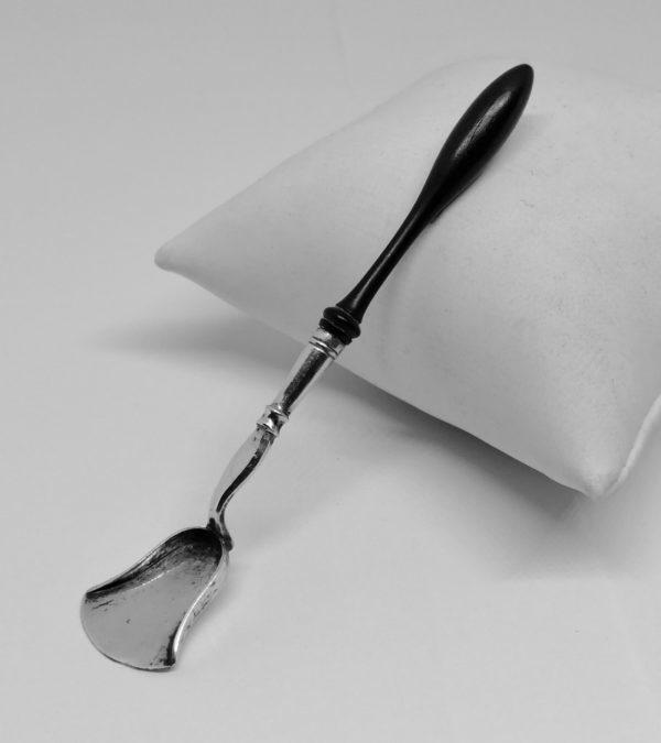 Mini- cuillère à sel en argent et manche en bois noir. – Image 2