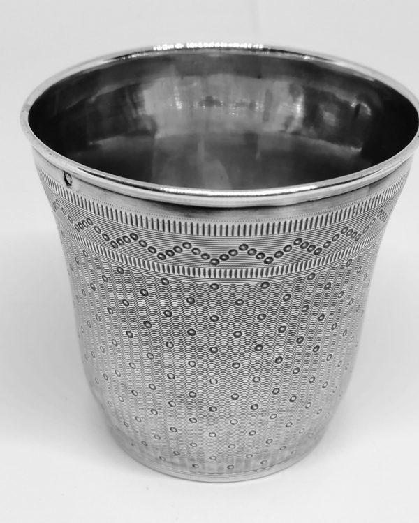 Timbale argent massif, décor guilloché, Orfèvre César Tonnelier, Paris. – Image 2