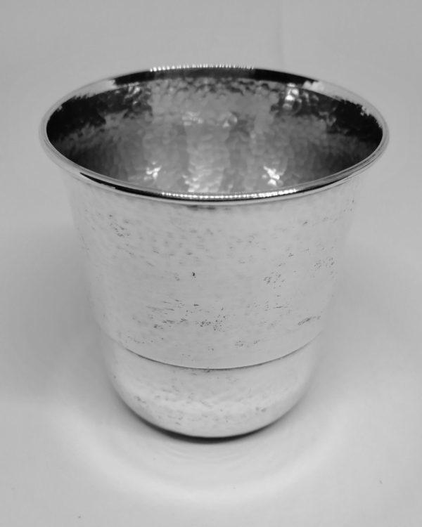 Timbale argent massif, décor totalement martelé, Allemagne.