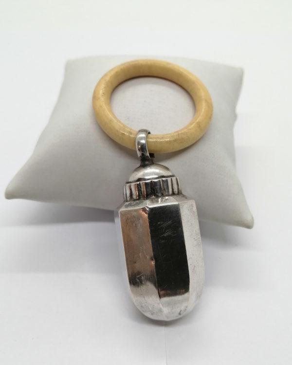Hochet argent en forme de gland.